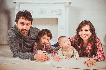 kvinne, Mann, holding, småbarn, liggende, teppe, familie, familie fotografering, foreldre med barn, familiefoto, pappa