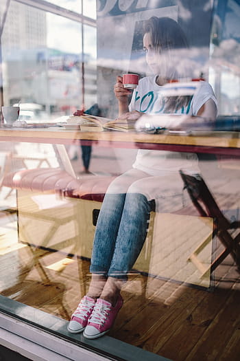 mujer leyendo el libro, cafetería, mujer leyendo, leyendo el libro, adulto, caucásico, mujer, café, libro, leyendo, joven