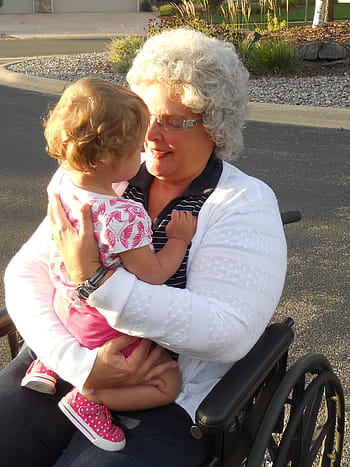 žena, sedící, invalidní vozík, nesoucí, dívka, babička, vnučka, dítě, senior, milovat, starší dospělý