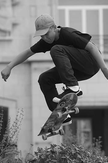 fotografie ve stupních šedi, muž, hraní, skateboard, jízda na bruslích, sportovní, lidé, domácí zvíře, skok, bruslař, chladný