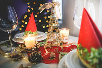 in giro!, Natale, tutto intorno, candela, cena di Natale, ambientazione natalizia, albero di Natale, bicchiere, piatti, impostazione della tabella, celebrazione