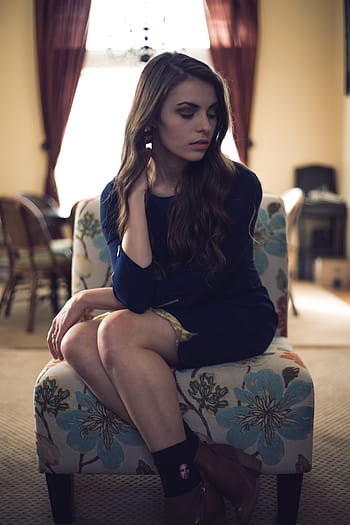 žena, modrý, mini šaty, sedící, květinový, židle, lidé, dívka, sama, pokoj, místnost, Modelka