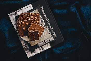 閉じる、 ナッツチョコレートバー、 クローズアップ、 ナッツ、 チョコレートバー、 甘い、 キャンディー、 チョコレート、 暗い、 食べ物、 人なし