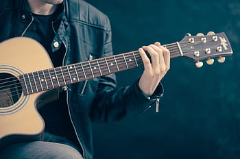 person med guitar, guitar, klassisk guitar, akustisk guitar, elektrisk guitar, musiker, bånd, lydstudie, lyd, indspilning, musikalsk