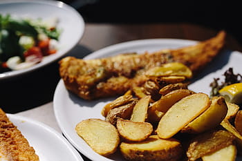 reastaurant :, Jantar, Peixe, Assado, Batatas, Fresco, Salada grega, legumes, comer, almoço, refeição