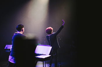 lidé, žena, koncert, etapa, světlo, temný, mikrofon, zpívat, provést, muž
