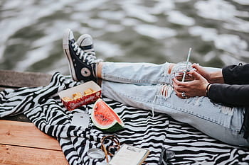 mujer, saludable, merienda, de madera, muelle, rubia, muelle de madera, hembra, niña, zapatillas de deporte, hermosa