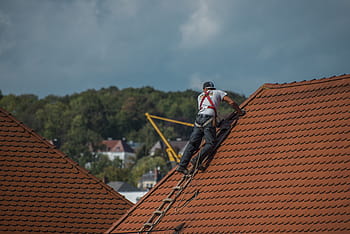 muž, lezení, střecha, během dne, pokrývači, střešní krytiny, řemeslo, střecha domu, opravit, štít, dlaždice