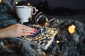 若い、 女性、 自宅でhygge本を読んで、 飲んで、 自宅で、 読書、 Hygge、 本、 家、 屋内、 フェミン