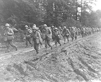 foto grayscale, tentara, berjalan, jalan, perang dunia ii, 1944, france, pasukan, marching, prajurit kaki, perang