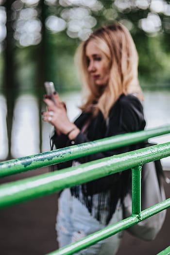 mujer, negro, chaqueta, rasgado, jeans, verde, pasamanos, rubia, niña, hermosa, ferrocarril