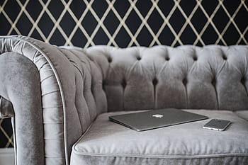 gris, sofá, computadora portátil, revista, elegante, iPhone, muebles, estilo, sofisticado, interior, cómodo
