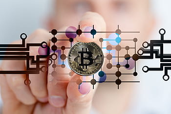 osoba, která drží bitcoin, bitcoin, cryptocurrency, měna, peníze, ruka, držet, vizitka, prkno, stopa, obvodů