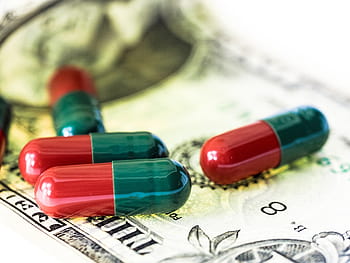 čtyři červené a zelené kapsle, pilulky, lékařský, peníze, doplňkové látky, medicína, tablety, žehnej vám, choroba, lékárna, zdravotní péče
