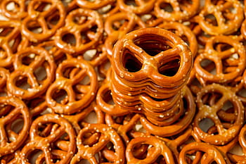 schokoladenüberzogene Brezeln, Brezel, Backwaren, Brezeln, knusprig, salzig, köstlich, knabbern, Salzbrezel, Snack, knabberzeug