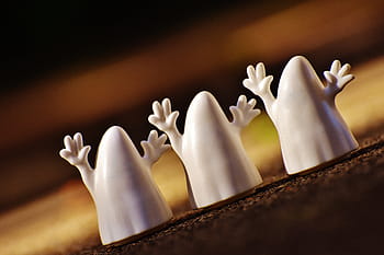 shallow, focus photo, three, white, ghost figurines, halloween, ghosts, happy halloween, ghost, autumn, october