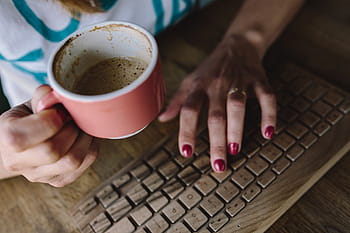 feminino, mãos digitando texto, sem fio, de madeira, teclado, Closeup, mãos, digitando, texto, mulher, espaço de trabalho