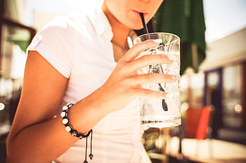 menina bebendo cocktail de limonada, Menina, Bebendo, Limonada, Cocktail, álcool, bar, morena, café, bebida, mulheres